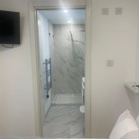 Cp Floor Luxury With And Pool Apartment