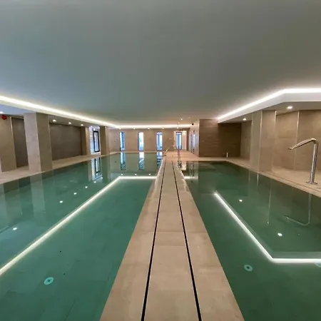 Cp Floor Luxury With And Pool Apartment